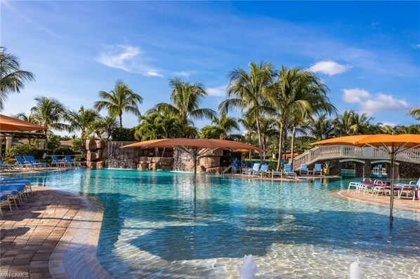 Una piscina al aire libre, una piscina climatizada