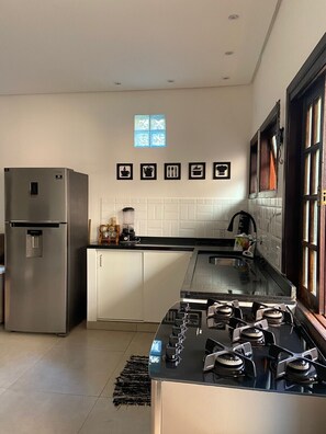 Kjøleskap, mikrobølgeovn, ovn og kokeplater