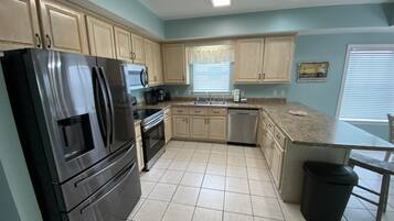 KĂŒhlschrank, Mikrowelle, Ofen, Herdplatte