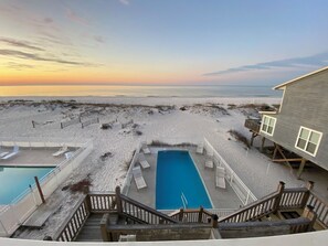 Een buitenzwembad, een verwarmd zwembad