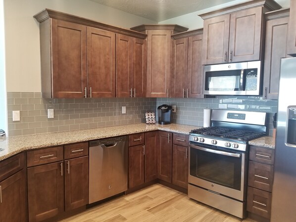 Refrigerador, microondas, horno y parrilla de estufa