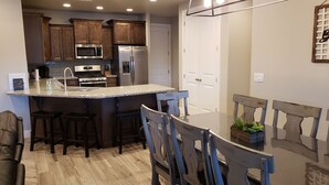 A modern kitchen with granite countertops, stainless steel appliances, and wooden cabinets. - Beautiful Home near Zions with PRIVATE POOL, GAZEBO and GARAGE (La Verkin)