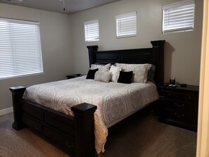 4 chambres, fer et planche à repasser, Wi-Fi gratuit, draps fournis