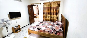 HABEAS CORPUS- Private room with private shower- kitchen- wifi- living room