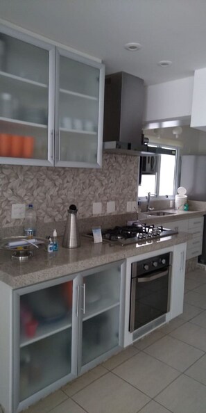 Refrigerador, microondas, horno y parrilla de estufa 