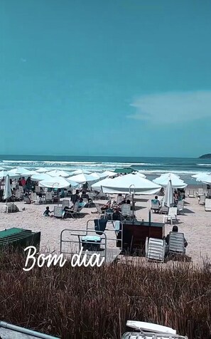 Perto da praia, espreguiçadeiras 