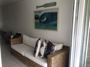 Smart TV, mesa de pingue-pongue, videoteca, monitores de computador