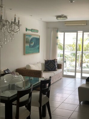 Smart TV, mesa de pingue-pongue, videoteca, monitores de computador