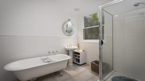 Shower - Gunyha - Ocean Views, Walk To Beach (Skenes Creek, Apollo Bay)