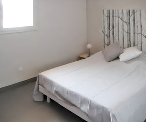 3 makuuhuonetta, silitysrauta/-lauta