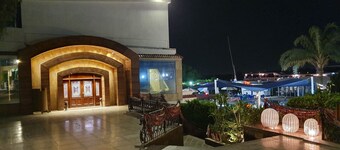 Sjarmerende solnedgang, med panoramautsikt over Nilen og pyramidesikt.