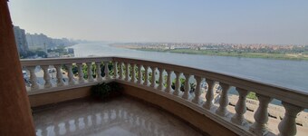 Coucher de soleil charmant, avec vue panoramique sur le Nil et vue sur la pyramide.