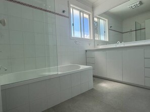 Combined shower/bathtub, hair dryer, towels - Suzie Q - Large Family Beach House - 150m to beach (Anna Bay)