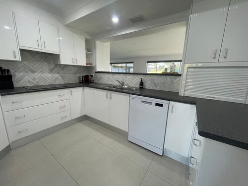 Suzie Q - Large Family Beach House - 150m to beach