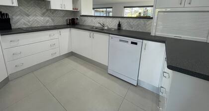 Suzie Q - Large Family Beach House - 150m to beach