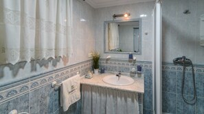 Douche, séchoir à cheveux, serviettes fournies