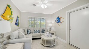 TV - 4 Bed/2.5 Bath Duplex, FREE WiFi & Trolley, ONLY STEPS to Pristine Sandy Beach, NO Roads to Cross! (Anna Maria)