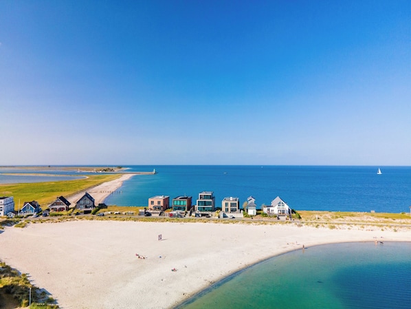 Plage à proximité, chaises longues