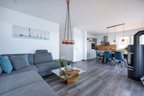 Fernseher, Kamin, Stereoanlage