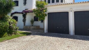 Un edificio bianco con una cupola, un camino e due ampie porte per garage.