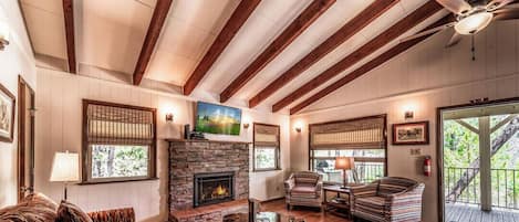 Televisie en een open haard