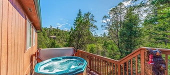BONITA CABINA EN LAS MADERAS, 3/2 CABINA, HOT TUB, WIFI
