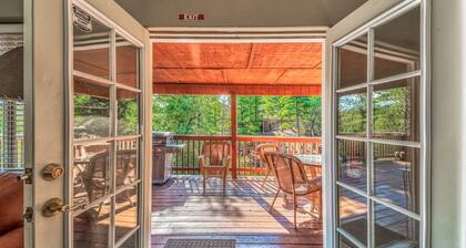 NM Mountain Pine Cabin- a cozy home in the woods with a hot tub!