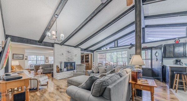 Televisor intel·ligent, llar de foc i reproductor de DVD 