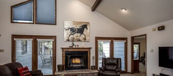 Angulo! Cozy cabin with hot tub