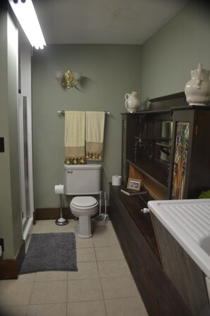 Combined shower/tub, towels, soap, shampoo