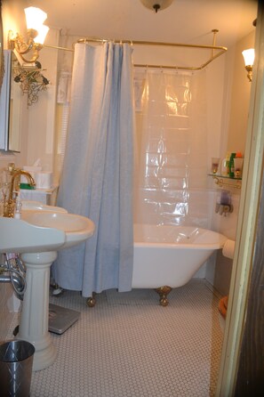 Ensemble baignoire-douche, serviettes fournies, savon, shampooing