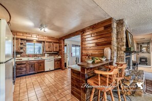 Fridge, microwave, oven, stovetop - Kirkman is a cozy cabin located in a quiet neighborhood (Ruidoso)