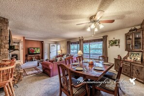 Interior - Kirkman is a cozy cabin located in a quiet neighborhood (Ruidoso)