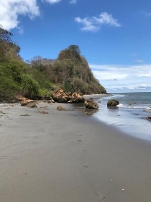 Yksityinen ranta, valkoista hiekkaa