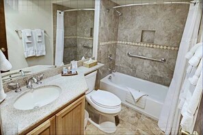 Baignoire, serviettes fournies, savon, shampoing