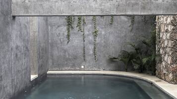 2 piscinas externas, funciona das 9h às 22h, guarda-sóis