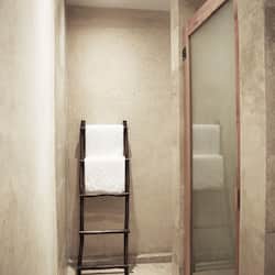 Douche, articles de toilette de luxe, sèche-cheveux, chaussons