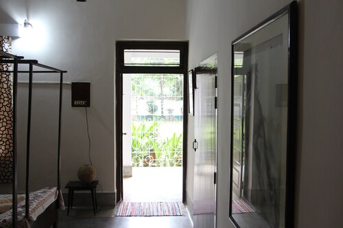 Doppel- / Zweibettzimmer mit Bad in einer Vintage Villa mit Garten und langem Balkon