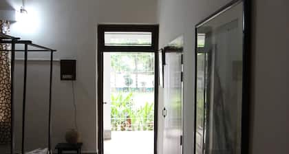 Doppel- / Zweibettzimmer mit Bad in einer Vintage Villa mit Garten und langem Balkon