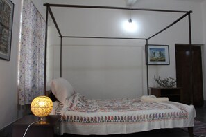 2 bedrooms, WiFi, bed sheets - Double/Twin room with en-suite in a Vintage Villa with a Garden & a long balcony (Dhaka)