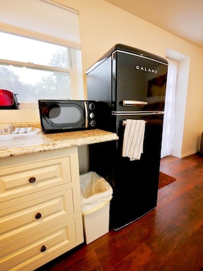 Microondas, cafetera y tetera, tostadora y utensilios de cocina