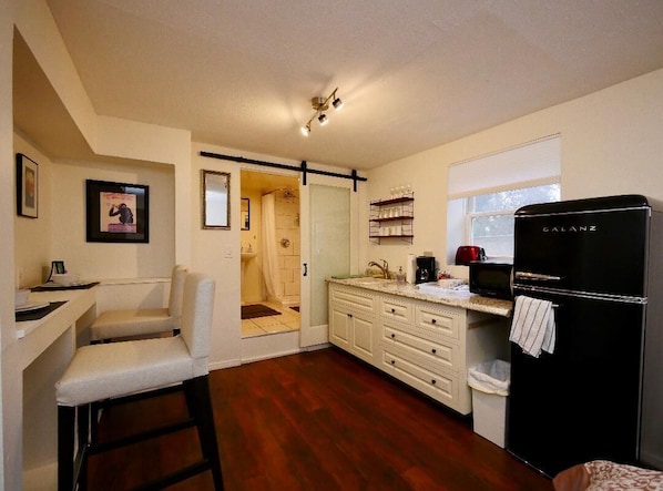 Microondas, cafetera y tetera, tostadora y utensilios de cocina