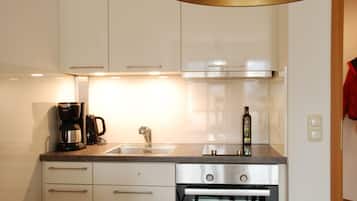 Fridge, oven, stovetop, coffee/tea maker
