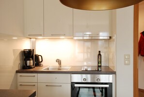 Kühlschrank, Ofen, Herdplatte, Wasserkocher mit Kaffee-/Teezubehör