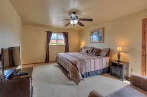 3 habitaciones, escritorio y tabla de planchar con plancha 