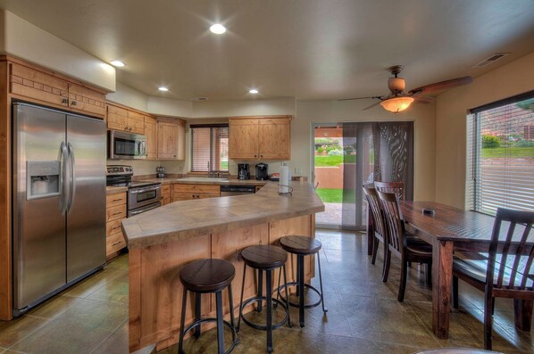 Réfrigérateur, four à micro-ondes, un four, surface de cuisson