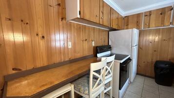 Cafetera/tetera, refrigerador, microondas, horno