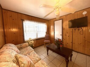 Televisión de pantalla plana y impresora 