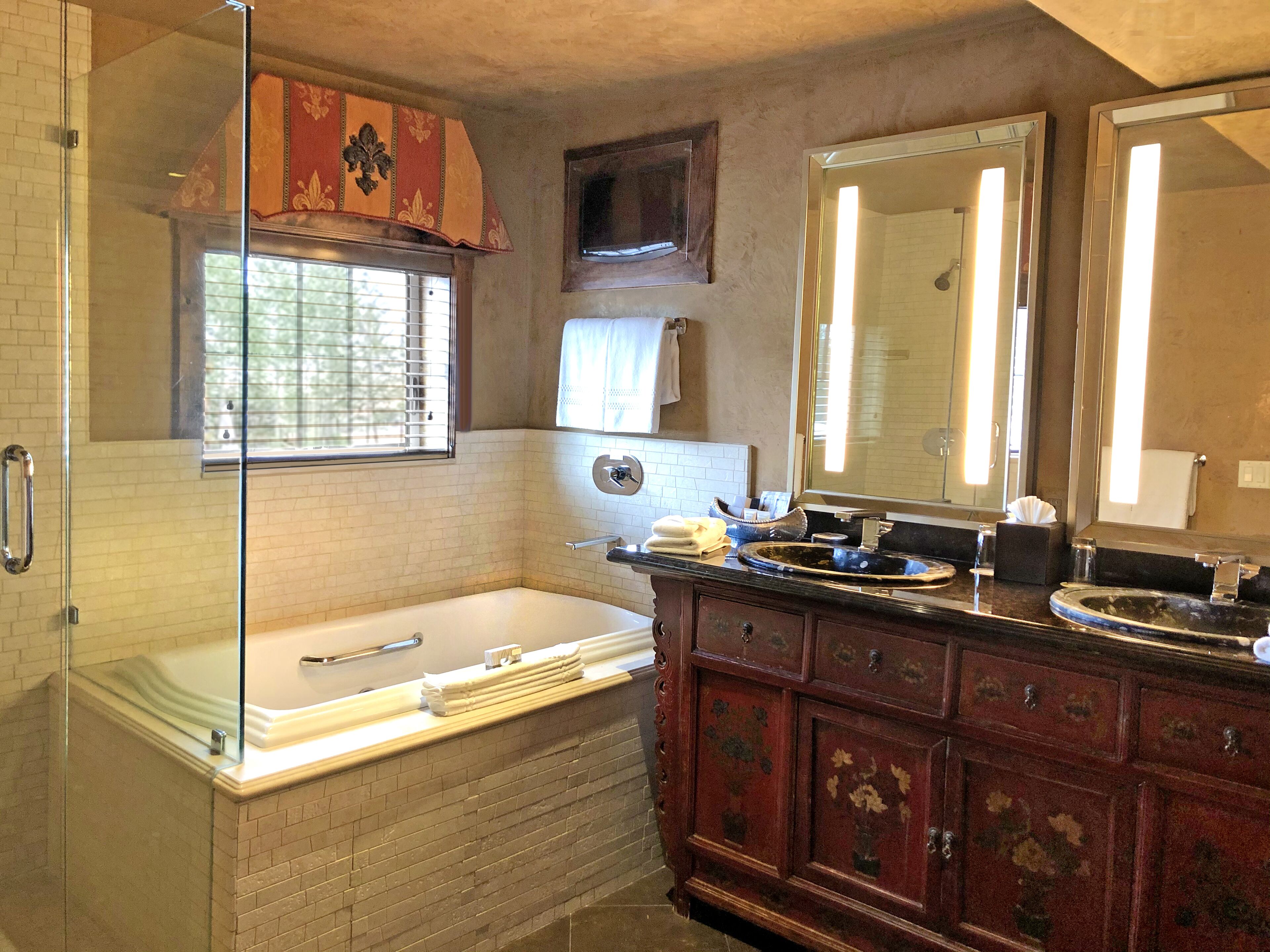 deluxe room #9 | bathroom | free toiletries, bathrobes, towels