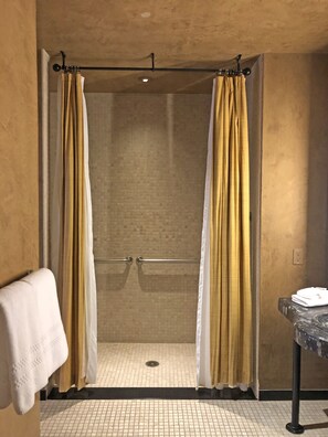 Habitación clásica, con acceso para personas discapacitadas (#4) | Baño | Amenidades de baño gratuitas, batas, toallas 
